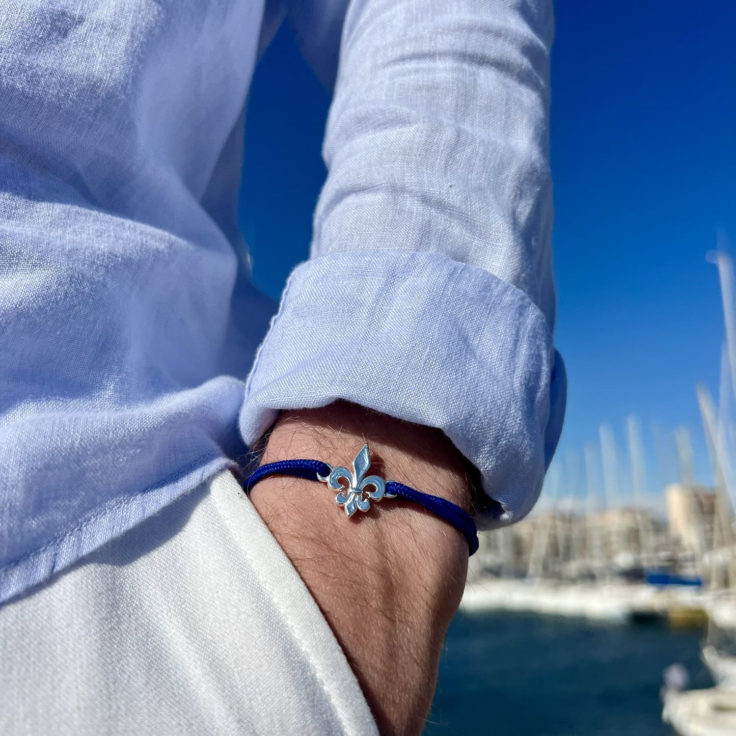 Bijou bracelet fleur de lys bleu royal