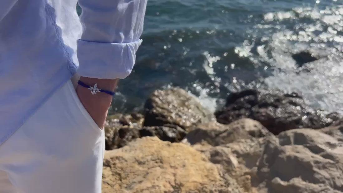Vidéo bracelet, fleur de lys, mannequin
